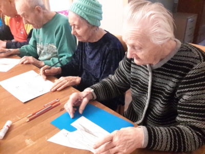 Занятия аппликацией с пожилыми людьми в пансионате "Ялта - Петровская Мельница"
