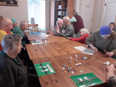 Занятия аппликацией с пожилыми людьми в пансионате "Ялта - Петровская Мельница"