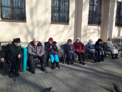 Занятия с пожилыми людьми на свежем воздухе