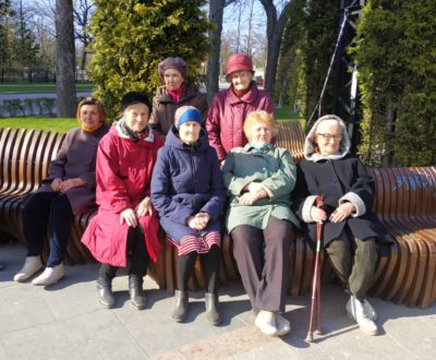 Прогулки пожилых людей в пансионате "Ялта - Петергоф"
