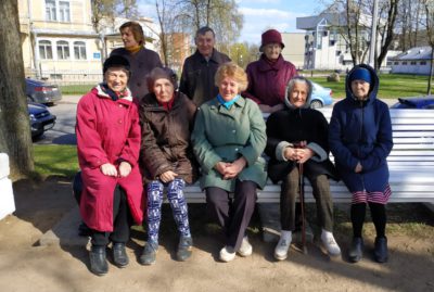 Прогулки пожилых людей в пансионате "Ялта - Петергоф"