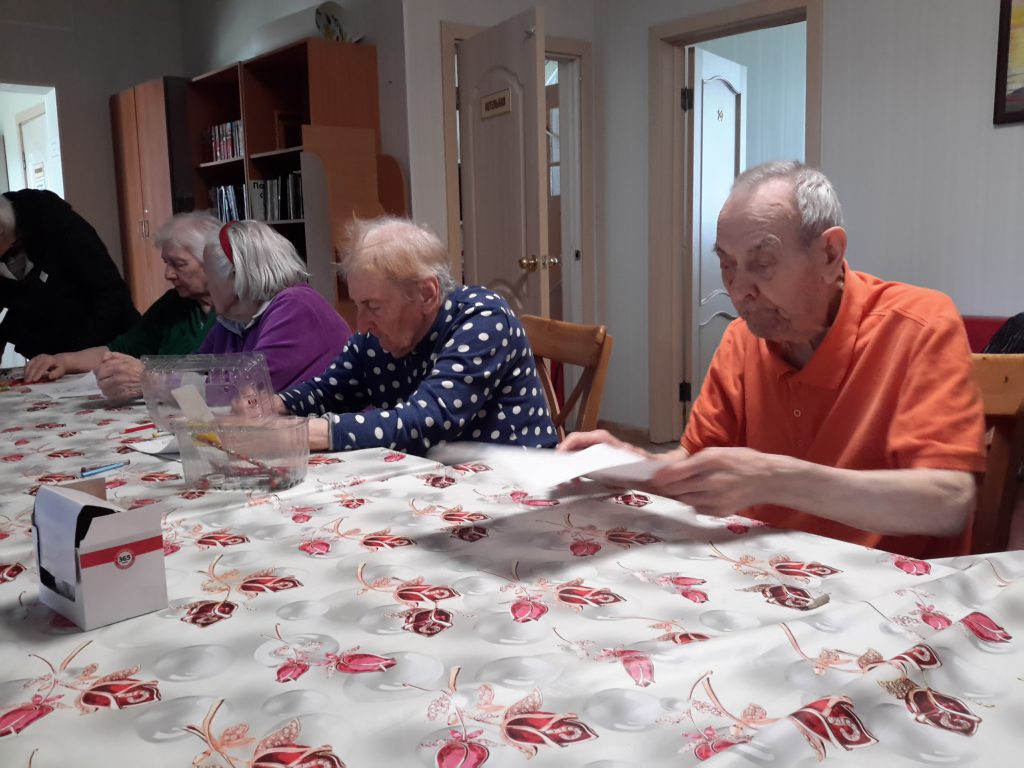 Творческие занятия с пожилыми на тему "Лето" в пансионатах Ялта