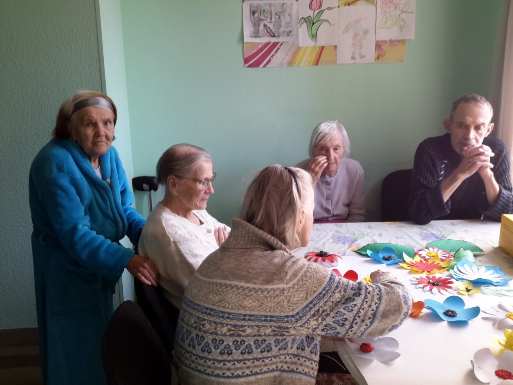 Творческие занятия с пожилыми на тему "Лето" в пансионатах Ялта