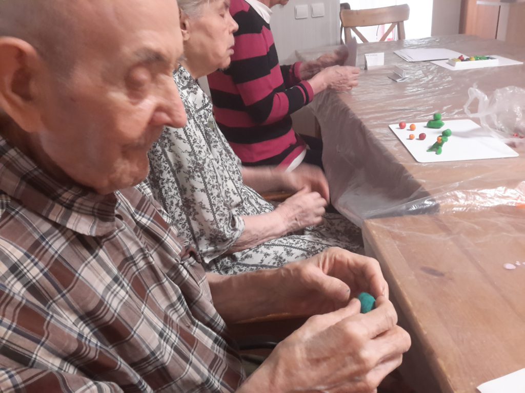 Творческая деятельность пожилых в пансионате Ялта