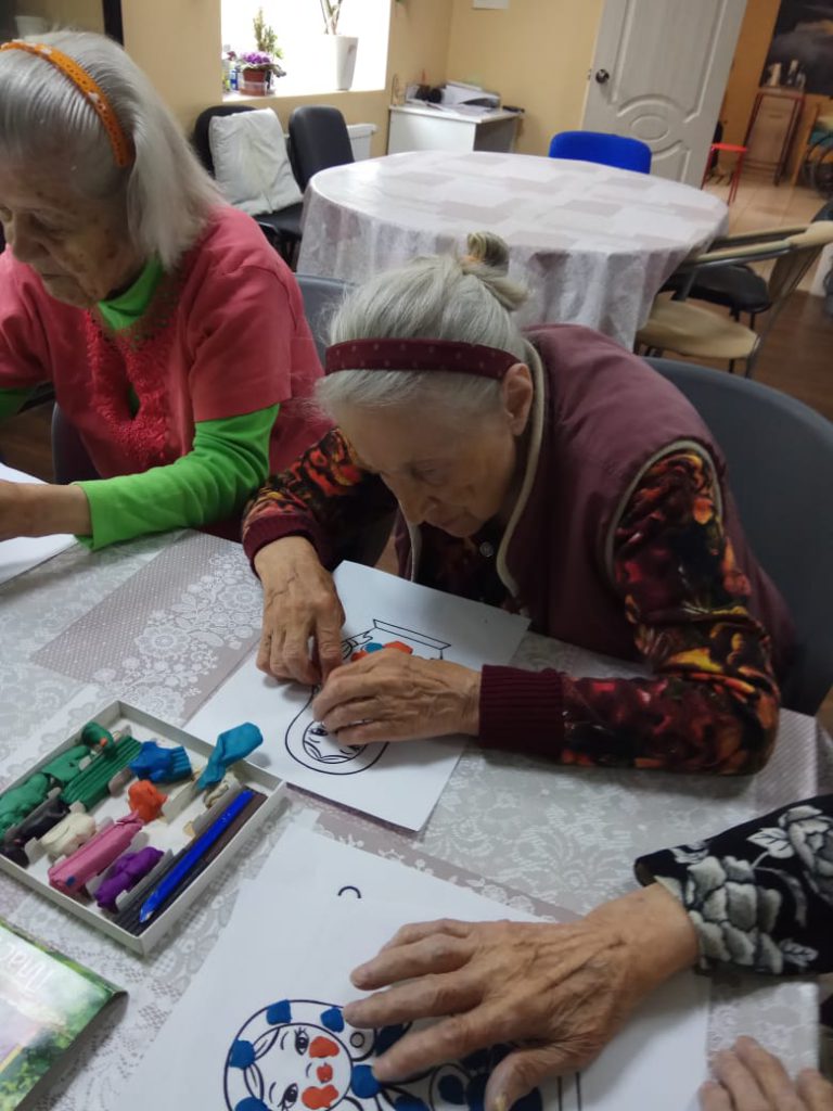 Занятия с пожилыми по лепке и рисованию