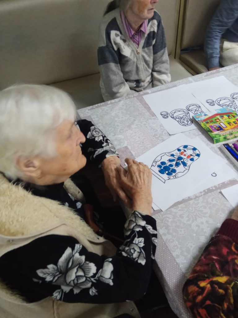 Занятия с пожилыми по лепке и рисованию