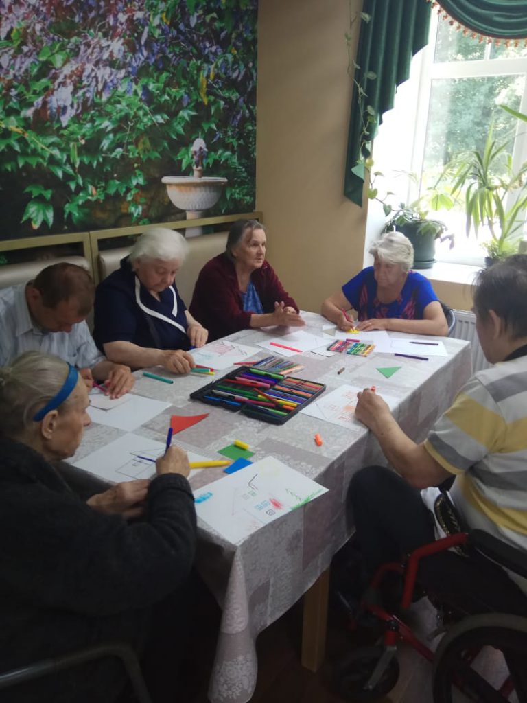 Занятия психолога с пожилыми на тему "Мой родной Дом" в пансионате "Ялта - Шоссе Революции"
