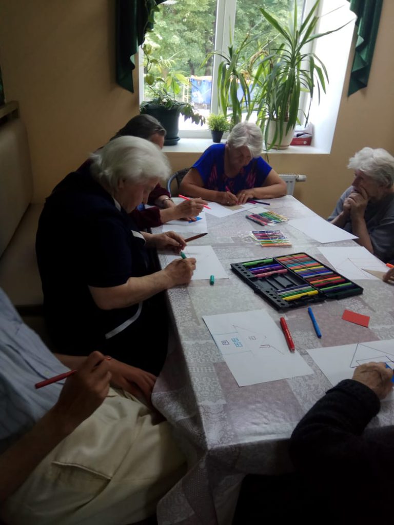 Занятия психолога с пожилыми на тему "Мой родной Дом" в пансионате "Ялта - Шоссе Революции"