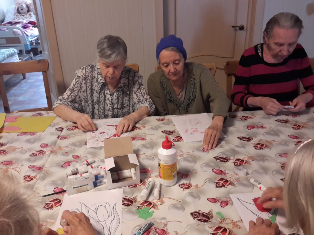 Русское Лото, занятия аппликацией в пансионате для пожилых Ялта