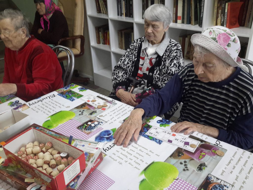 Русское Лото, занятия аппликацией в пансионате для пожилых Ялта