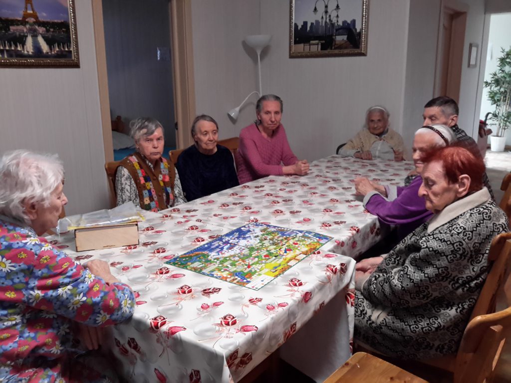 Игра ходилка "Путешествие по России" в пансионате для пожилых