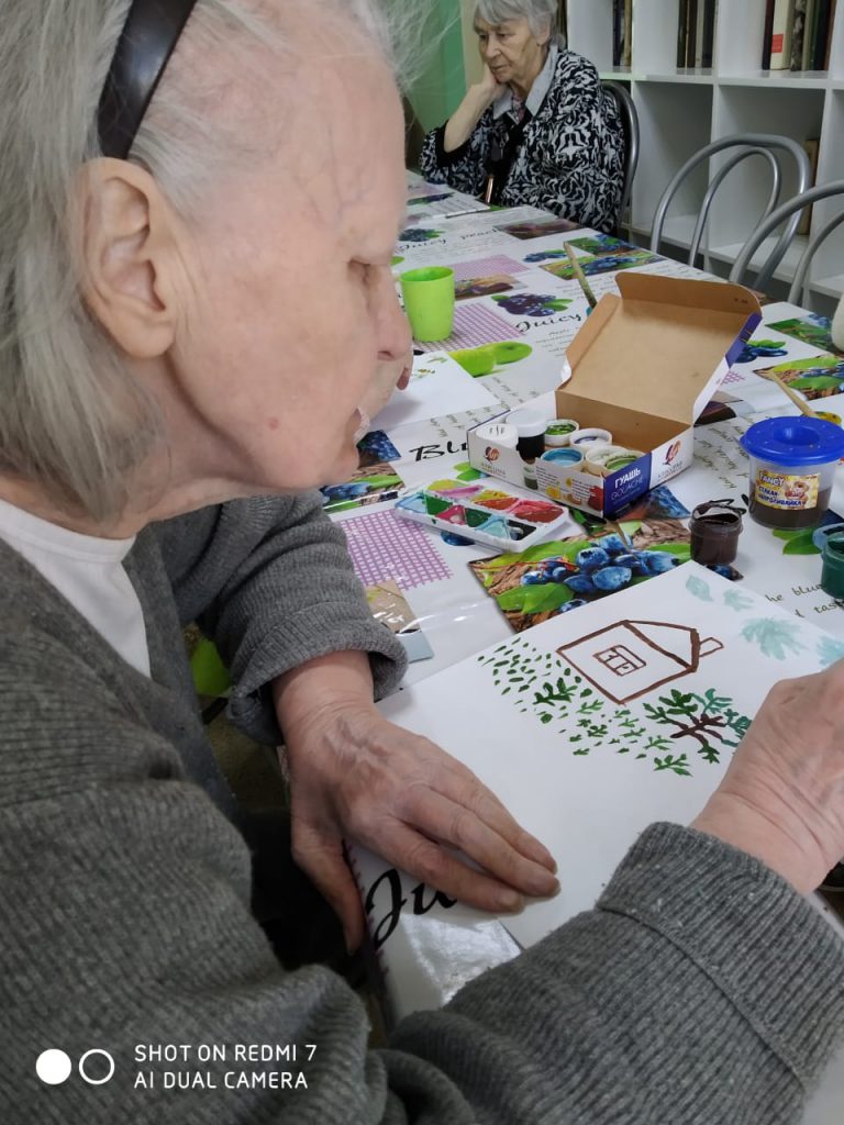 Пожилые люди рисуют красками и пластилином