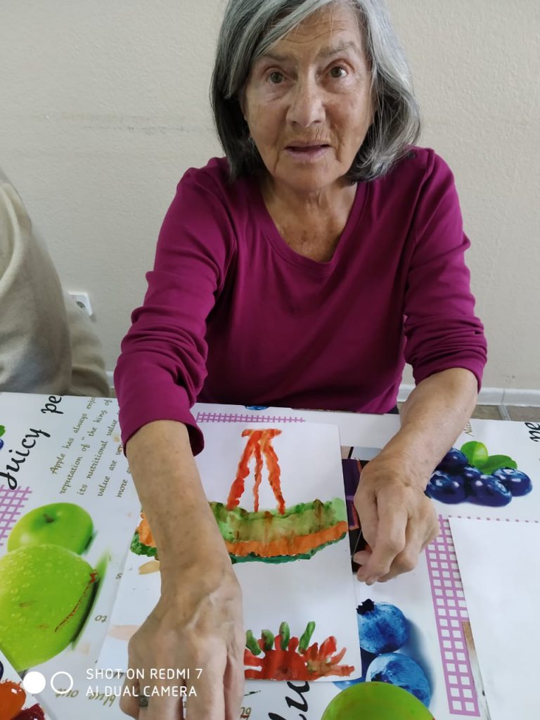 Пожилые люди рисуют красками и пластилином