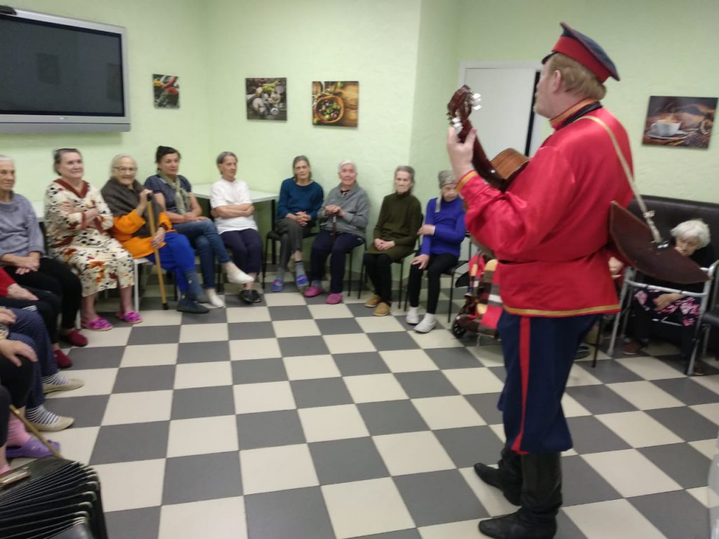 Ансамбль Трын-Трава поздравил постояльцев пансионата "Ялта" с днем пожилого человека