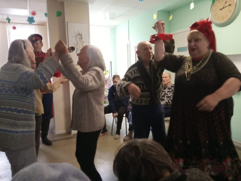 Ансамбль Трын-Трава поздравил постояльцев пансионата "Ялта" с днем пожилого человека