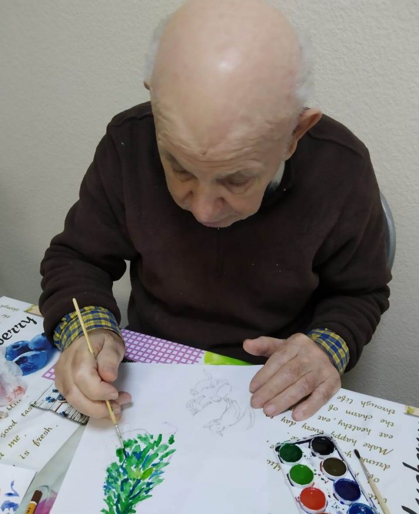 Пожилые рисуют на произвольную тему в доме престарелых Ялта. Игра в домино в комнатах, с лежачими постояльцами