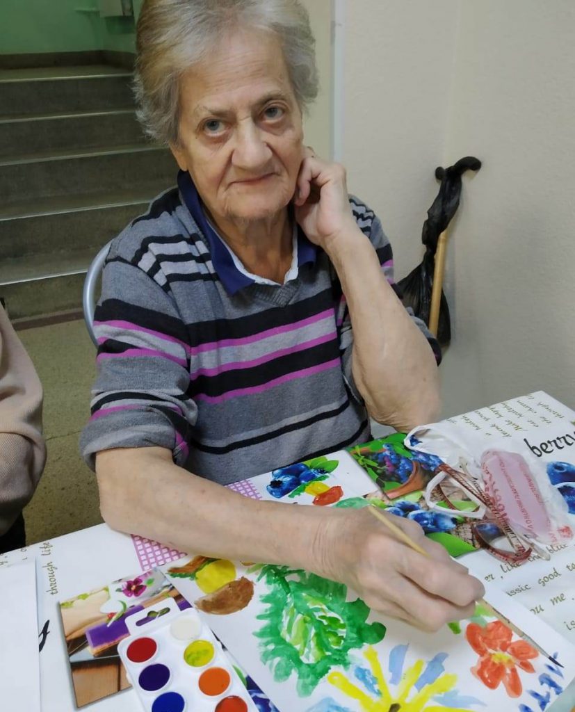 Пожилые рисуют на произвольную тему в доме престарелых Ялта. Игра в домино в комнатах, с лежачими постояльцами