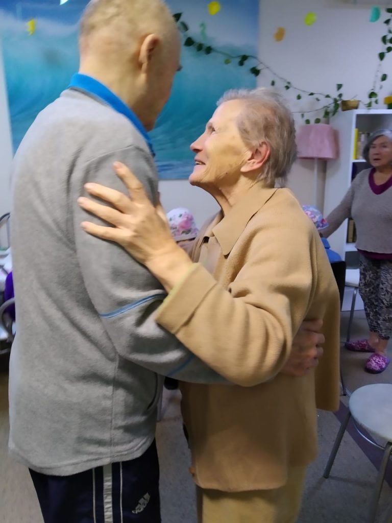 Постояльцы дома престарелых танцуют