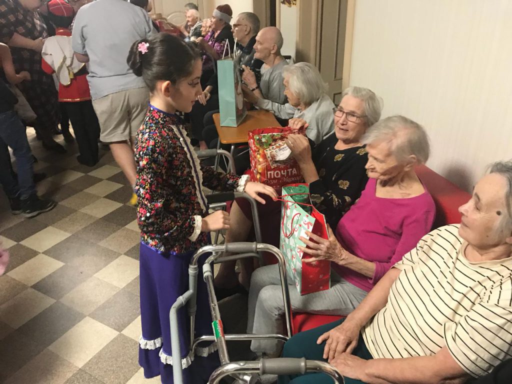 Дети поздравили пожилых постояльцев с Наступающим Новым Годом