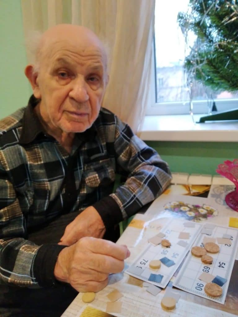 Пожилые люди любят играть в лото в доме престарелых СПБ