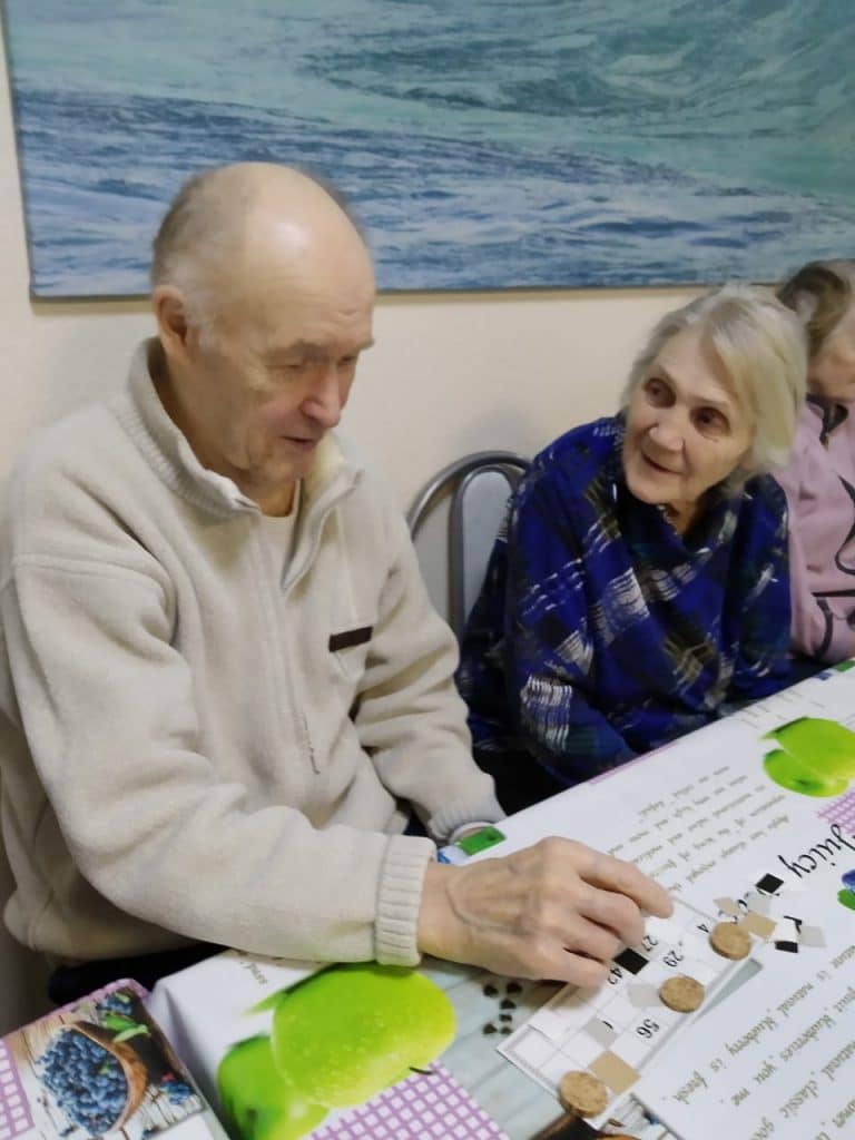 Пожилые люди любят играть в лото в доме престарелых СПБ