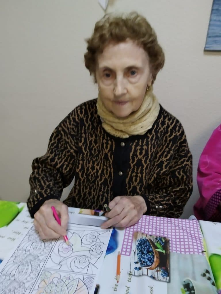 Пожилые люди рисуют и поют песни в пансионате "ЯЛТА"