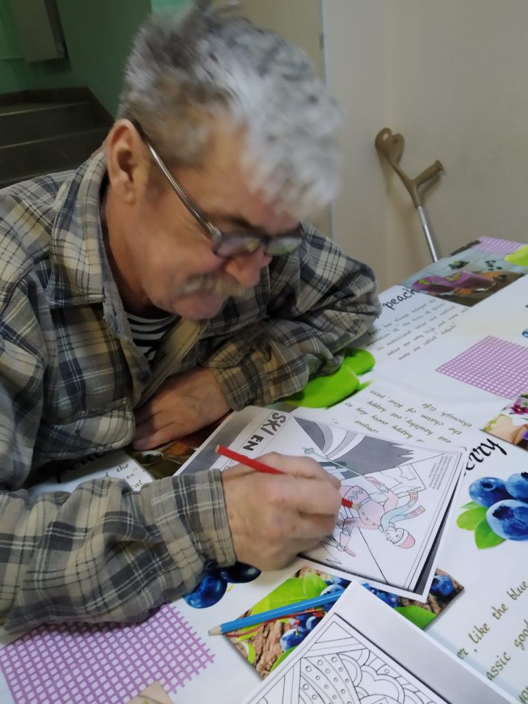 Пожилые люди рисуют и поют песни в пансионате "ЯЛТА"