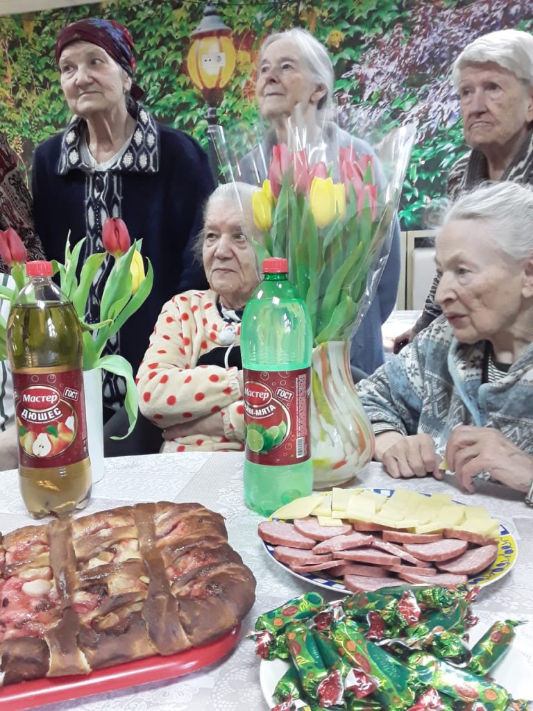 Отмечаем 8 марта в пансионате для пожилых "Ялта"