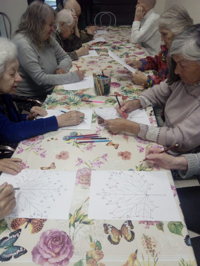 Тема занятия для пожилых в пансионате "Ялта - Нарвская": "Осень"