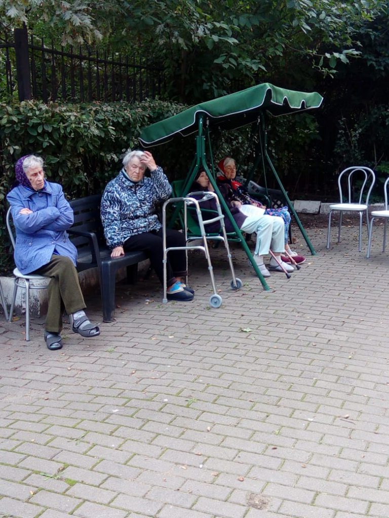 Занятия с пожилыми постояльцами на свежем воздухе
