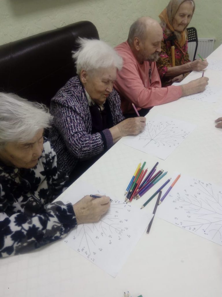 Творческие занятия с пожилыми в Петергофе на тему "Осень"