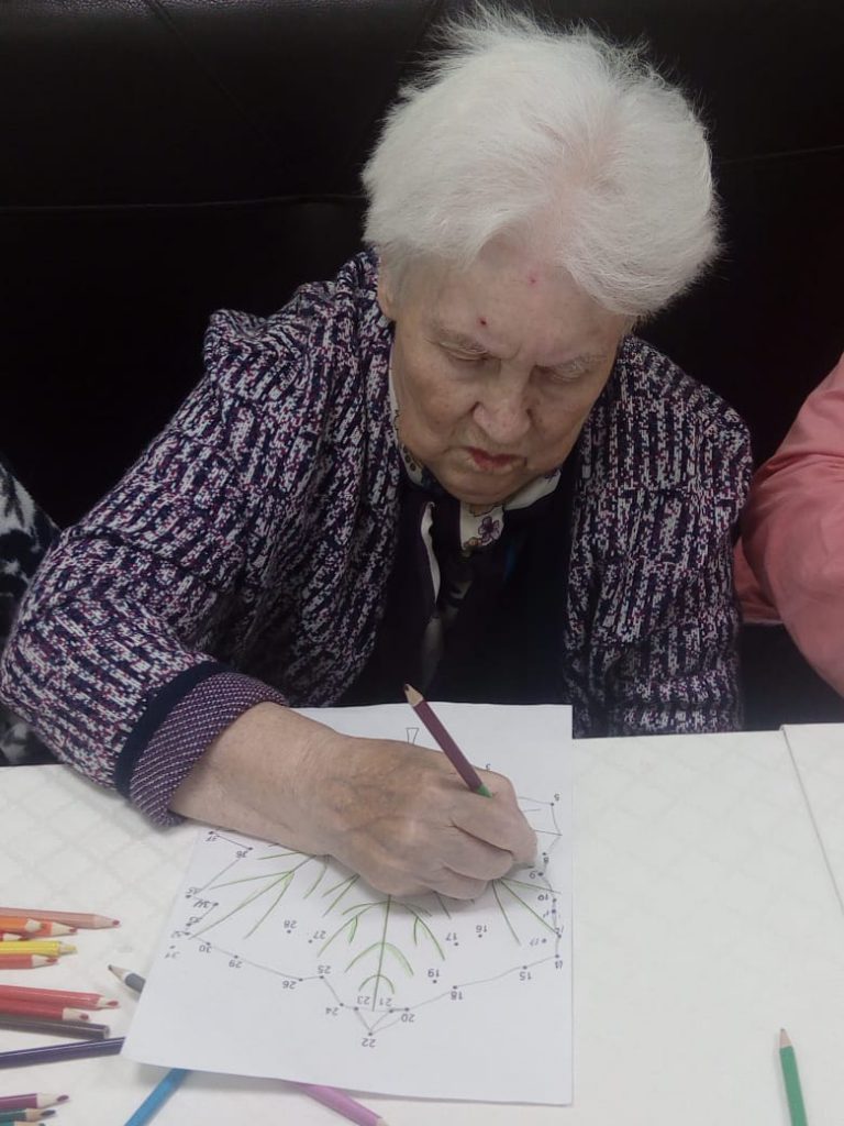 Творческие занятия с пожилыми в Петергофе на тему "Осень"