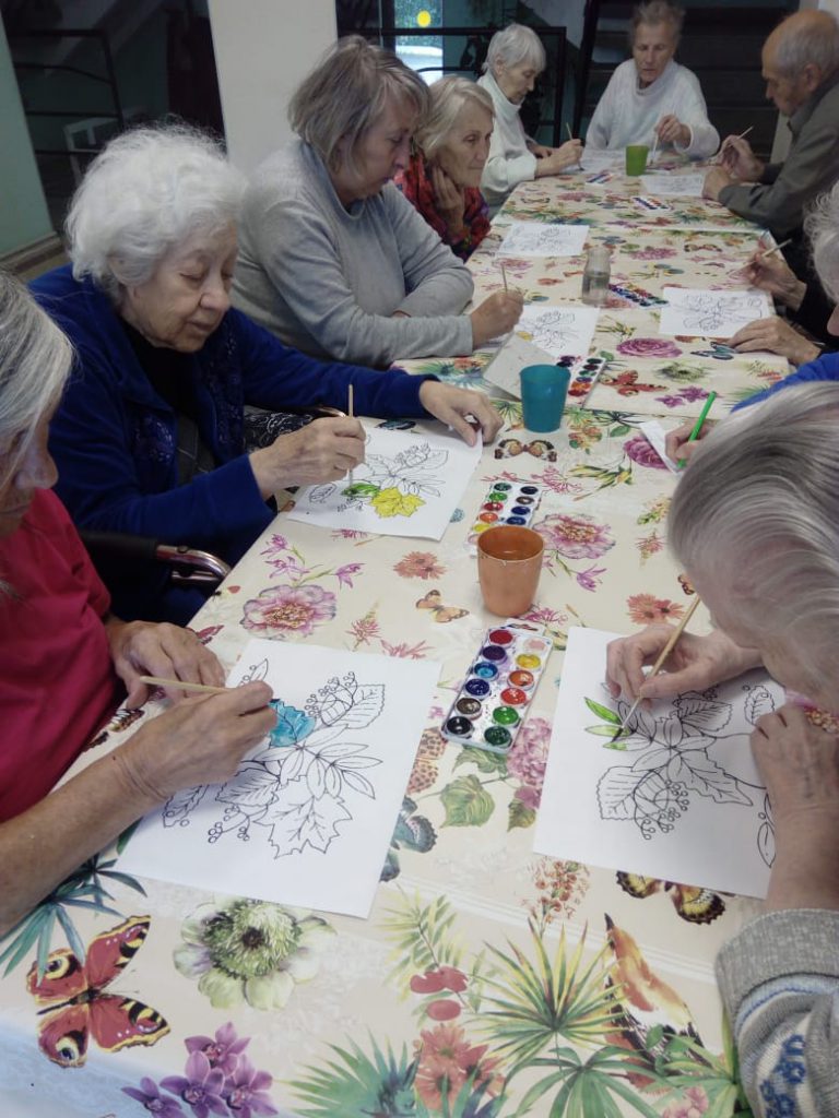 Пожилые люди рисуют красками в пансионате тема: "Осень"