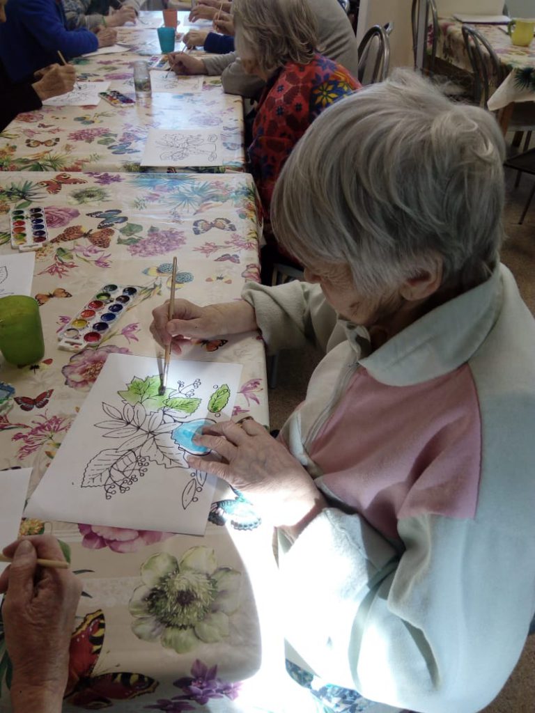 Пожилые люди рисуют красками в пансионате тема: "Осень"