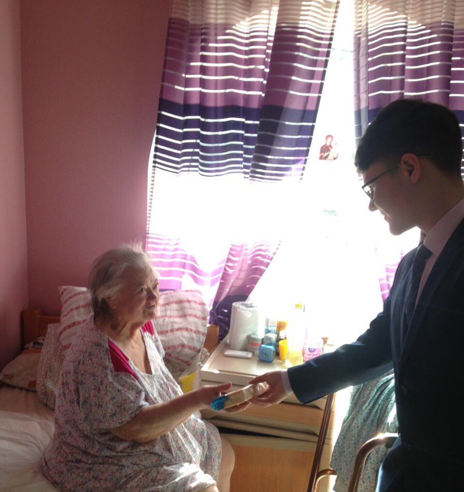 Забота в доме престарелых о лежачих больных