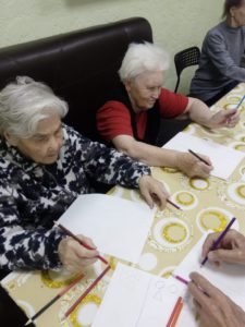 Творческие занятия на тему "День загадок" в пансионате для пожилых Ялта