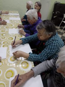 Творческие занятия на тему "День загадок" в пансионате для пожилых Ялта