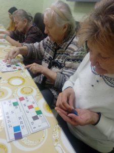 Игровое занятие с пожилыми в Петергофе: "Угадай фильм по песне"