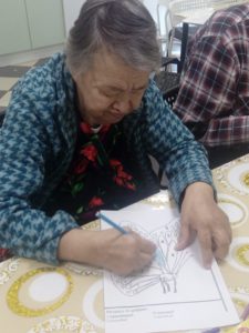 Игровое занятие с пожилыми в Петергофе: "Угадай фильм по песне"
