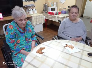 Аппликация и рисунок красками руками пожилых людей