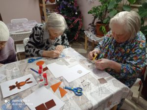 Аппликация и рисунок красками руками пожилых людей