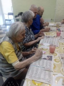 Пасхальная открытка руками пожилых в пансионате "Ялта - Петергоф"