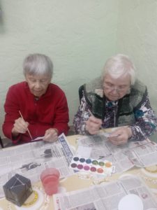 Пасхальная открытка руками пожилых в пансионате "Ялта - Петергоф"