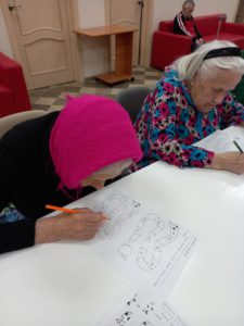 Занятия с пожилыми людьми на логику в пансионате "Ялта-Петровская Мельница"