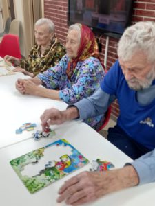 Дидактическая игра "Доскажи словечко" с пожилыми людьми в пансионатах "Ялта"
