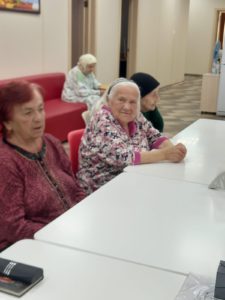 Дидактическая игра "Доскажи словечко" с пожилыми людьми в пансионатах "Ялта"