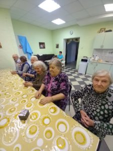 Творческое занятие "Грибной день" с пожилыми в пансионатах "Ялта"