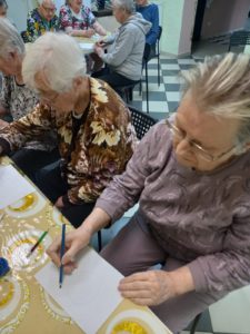 Творческие занятия с пожилыми на тему "День Победы" в пансионате "Ялта - Петергоф"