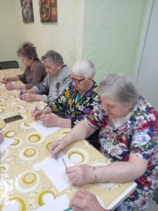 Творческие занятия с пожилыми на тему "День Победы" в пансионате "Ялта - Петергоф"