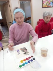 Пожилые постояльцы рисуют пейзаж в пансионате "Ялта - Петровская Мельница"